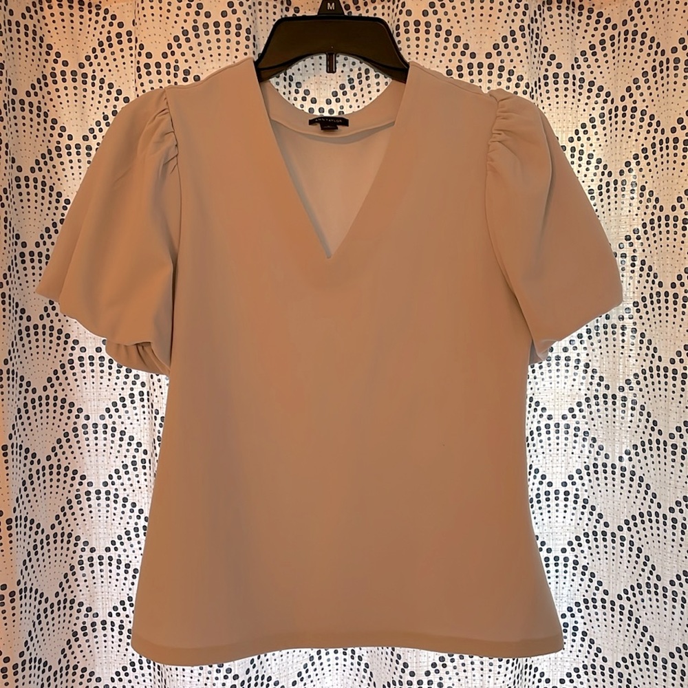 Ann Taylor puff sleeve vneck blouse